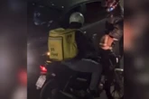 Vídeo: ladrão atira no chão para fazer vítima passar senha de celular