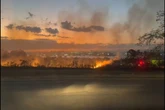 Vídeo: incêndio destrói área verde próximo a residências no Lago Sul