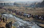 Milhares de palestinos fazem fila humana na volta a Gaza; veja imagens