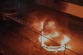 Dupla corta grade de prédio e incendeia carros em Taguatinga. Vídeo