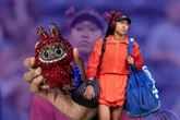 Com Labubus cravejados, Naomi Osaka transforma quadras em passarelas