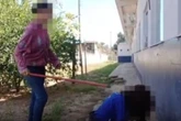 Estudantes usam cabo de vassoura para agredir colega de aula. Vídeo