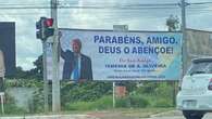 Outdoor em Goiânia parabeniza Trump: “Deus o abençoe”