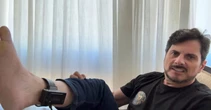 Proibido de usar redes, Do Val ataca Moraes e mostra tornozeleira