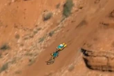 Vídeo: ciclista cai de penhasco durante manobra arriscada nos EUA