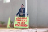 Advogado que se diz perseguido se acorrenta em frente à ONU no DF