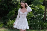 Duda Rubert se destaca na web com looks românticos e minimalistas