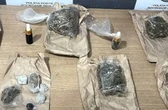 Homem fecha viatura e é preso com droga em nome de destinatários
