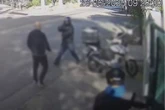 Vídeo: em 7 segundos, motociclista aborda e assalta homem em Pinheiros
