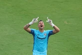 Vídeo: Fábio se pronuncia após bater recorde de jogos oficiais