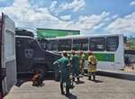 Caveirão da PM fura sinal vermelho, arregaça ônibus e deixa 15 feridos