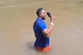 Vídeo; Repórter pisa em corpo durante matéria sobre o afogamento