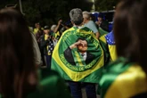 No zap, vizinhos de Bolsonaro condenam “confusão” feita por apoiadores