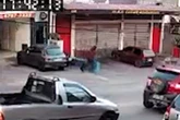Homem faz ataque a tiros em estúdio de tatuagem e mata cliente. Vídeo