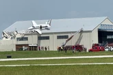 Dois ficam feridos após avião cair em telhado de hangar nos EUA