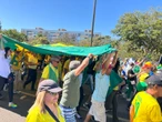 Após ato, manifestantes se reúnem na porta do condomínio de Bolsonaro