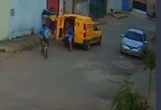 Vídeo: dupla armada rende entregador e rouba encomendas no DF