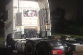 Caminhoneiro bêbado dirige na contramão em frente à PM no litoral