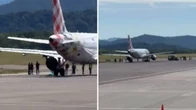 Homem é sugado por motor de avião após invadir pista na Itália
