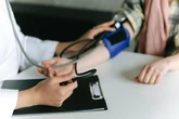 Três hábitos considerados “vilões” para a hipertensão, segundo médico