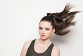 Penteado estilo “clean girl” pode causar alopecia; entenda como evitar