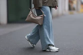 Mulher ganha processo após ter sapatos ridicularizados por colegas