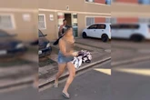 Homem em surto agride família, bate na mãe e a chama de “vadia”. Vídeo