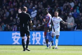 Jogador fica de cueca durante partida na Premier League. Veja fotos