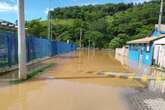 Após chuvas, rio transborda e alaga ruas de cidade turística em SP