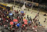 Embarque do Flamengo para o Mundial é marcado por confusão; assista