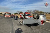 Acidente: colisão entre carros faz veículo capotar no Eixo Monumental