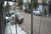 Criminoso invade carro, pai e filha reagem e sofrem acidente em SP