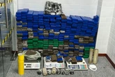 Polícia prende mulher-bomba com explosivos e 300 tabletes de maconha