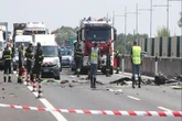 Avião ultraleve cai em rodovia e deixa 2 mortos na Itália. Vídeo