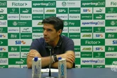 Abel Ferreira compara basquete a futebol para reclamar de pênalti