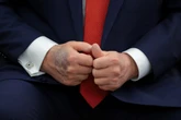 Trump reaparece com mão roxa e Casa Branca fala em reação à aspirina