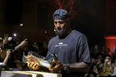 LeBron James lança 23° tênis pela Nike e revela Air Force 1 inédito