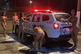 Erros de IA revelam que foto de mulheres de biquíni em viatura é falsa