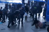 Vídeo: PM de SP puxa cabelos e joga mulher no chão em comércio no Brás