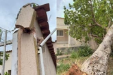 Vídeo: vento forte derruba árvore e muro de casa no DF fica destruído