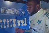 Vídeo: atacante do Cruzeiro provoca Atlético-MG com frango frito