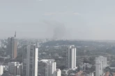 Incêndio atinge galpão próximo a favela na zona oeste de São Paulo