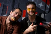 Morango do amor? Banda Magic! testa doce famoso e reage