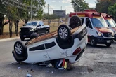 Homem e mulher ficam feridos após carro capotar perto do Zoológico