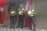 PMs são punidos após vazar foto em que comiam marmita em pé na rua