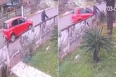 Homem atropela e prensa ex-companheira contra muro em SC