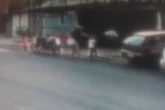 Vídeo: mãe agride filhas de 2 e 5 anos com capacete e puxões de cabelo