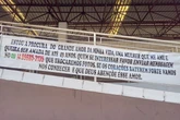 Solteiro coloca faixa em terminal de ônibus em busca de um amor