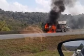 Caminhão com carga perigosa pega fogo e congestiona rodovia em SP
