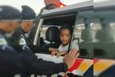 Vídeo: menino autista é salvo por PM quando brincava em rodovia do DF